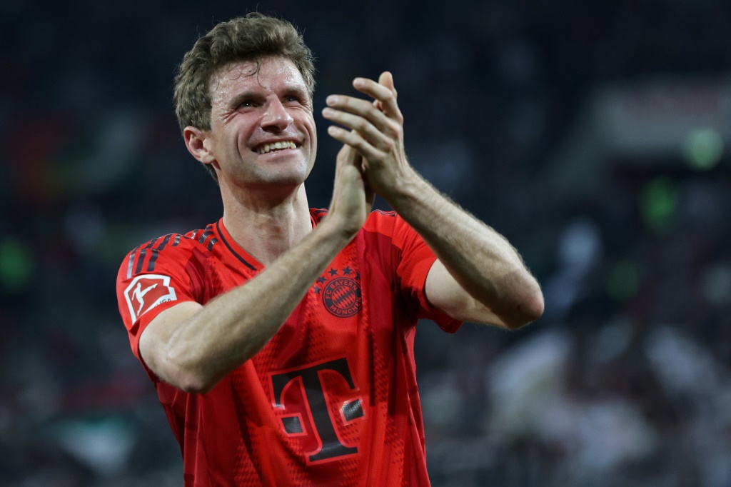 توماس مولر بعد مباراة لبايرن ميونيخ ضد أوغسبورغ في الدوري الالماني لكرة القدم. أوغسبورغ، جنوب ألمانيا، في 4 نيسان/أبريل 2025 (ا ف ب)   