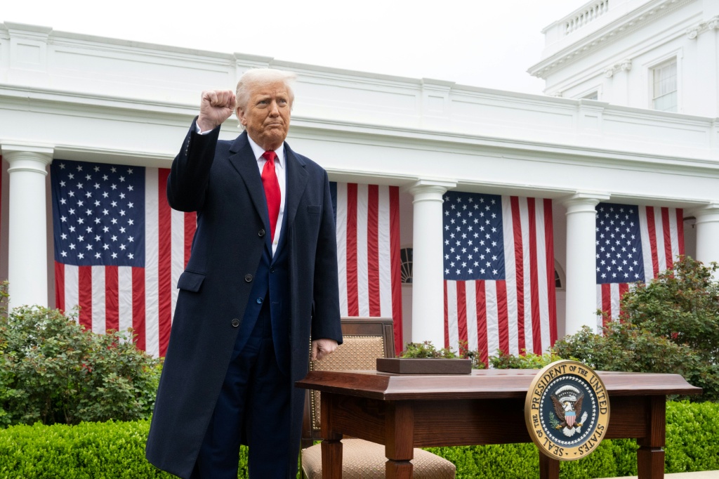 الرئيس الأميركي دونالد ترامب بعد توقيع أمر تنفيذي في حديقة البيت الأبيض في ما أطلق عليه اسم 