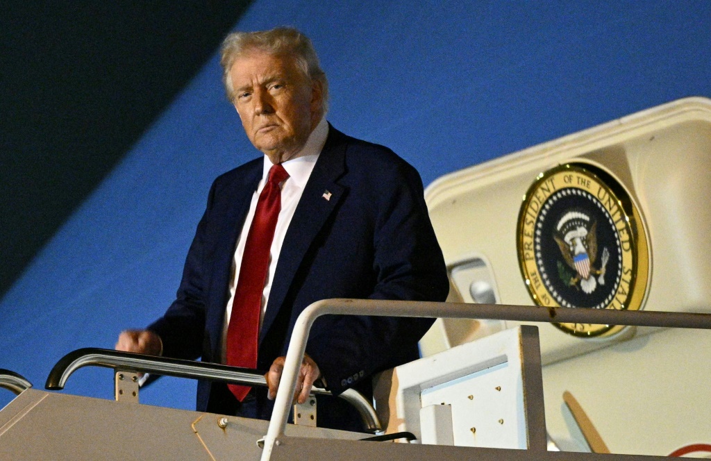 الرئيس الأميركي دونالد ترامب ينزل من الطائرة الرئاسية لدى وصوله إلى مطار ويست بالم بيتش الدولي في فلوريدا في 3 نيسان/أبريل 2025 (ا ف ب)   