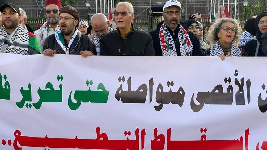 انطلقت المسيرة من منطقة باب الأحد وسط الرباط، باتجاه مبنى البرلمان، حيث ردد المشاركون هتافات تحيي غزة والمقاومة وصمود الشعب الفلسطيني (الاناضول)