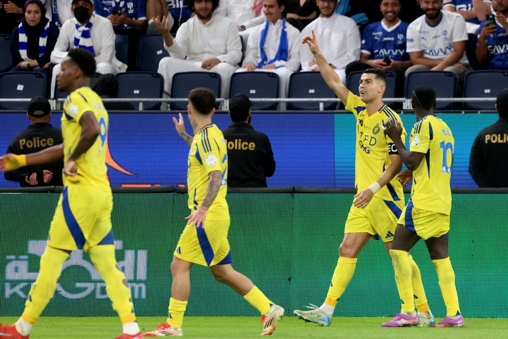 قاد رونالدو النصر إلى فك عقدته أمام الهلال في الدوري (ا ف ب)   