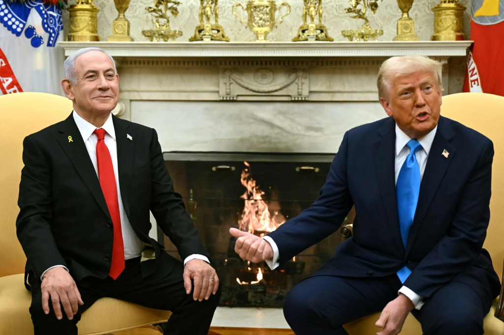 الرئيس الأميركي دونالد ترامب مستقبلا رئيس الوزراء الإسرائيلي بنيامين نتانياهو في البيت الأبيض في 4 شباط/فبراير 2025 (أ ف ب)   