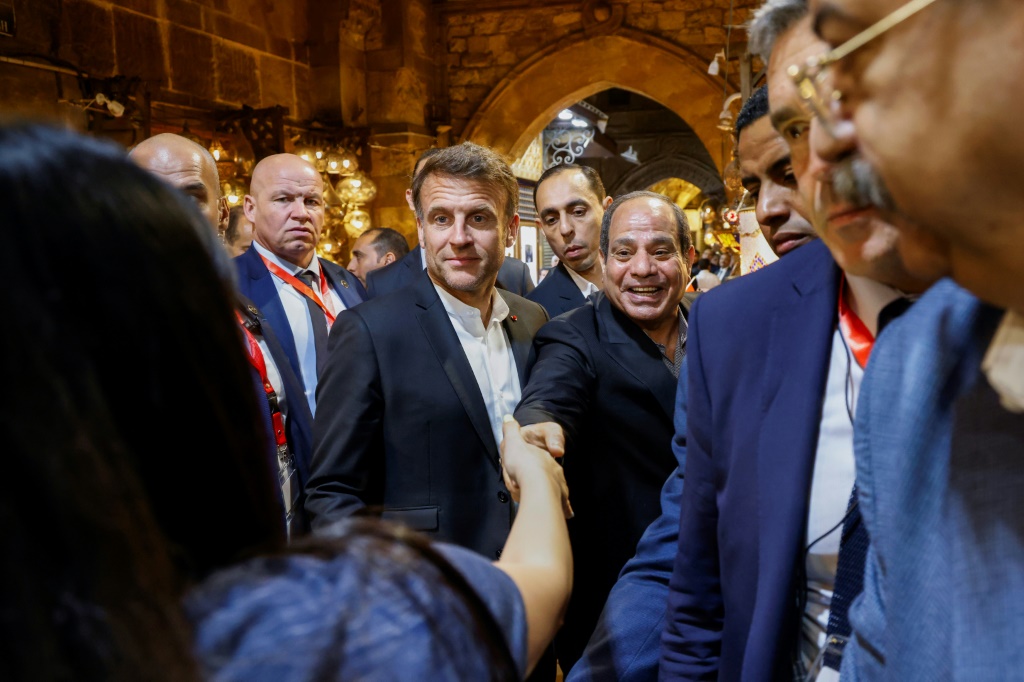    الرئيسان المصري عبد الفتاح السيسي والفرنسي إيمانويل ماكرون خلال جولة لهما في سوق خان الخليلي التاريخي في 6 نيسان/أبريل 2025 في القاهرة (ا ف ب)   