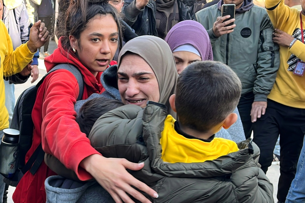 أسيرة فلسطينية سابقة أثناء لقائها أفراد عائلتها في المستشفى الأوروبي بخان يونس جنوب قطاع غزة في 27 شباط/فبراير 2025، بعد إطلاق سراحها من سجن إسرائيلي (ا ف ب)   