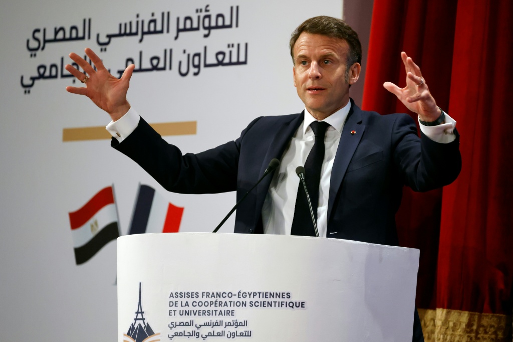 الرئيس الفرنسي إيمانويل ماكرون يلقي كلمة خلال زيارة لجامعة القاهرة في 7 نيسان/أبريل 2025 خلال زيارته مصر (أ ف ب)   