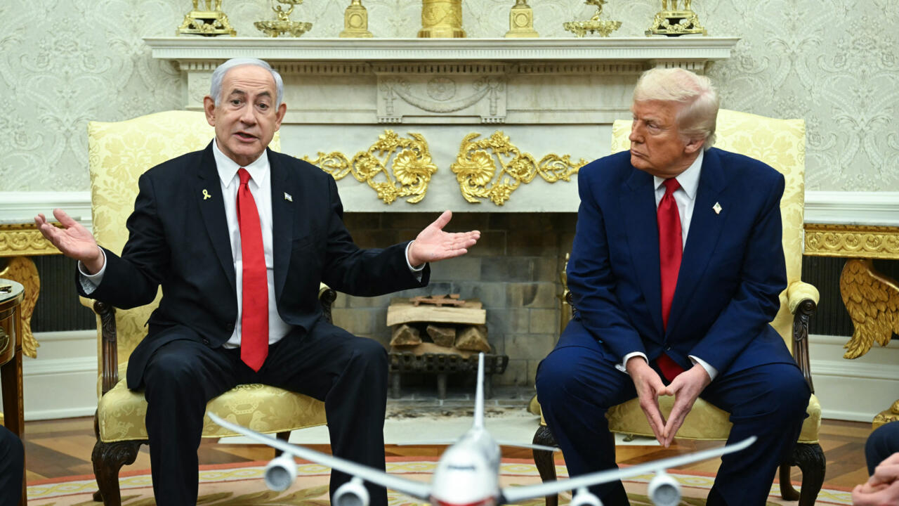 الرئيس الأمريكي دونالد ترامب يلتقي رئيس الوزراء الإسرائيلي بنيامين نتنياهو في المكتب البيضاوي بالبيت الأبيض في 7 نيسان/أبريل 2025 (أ ف ب)