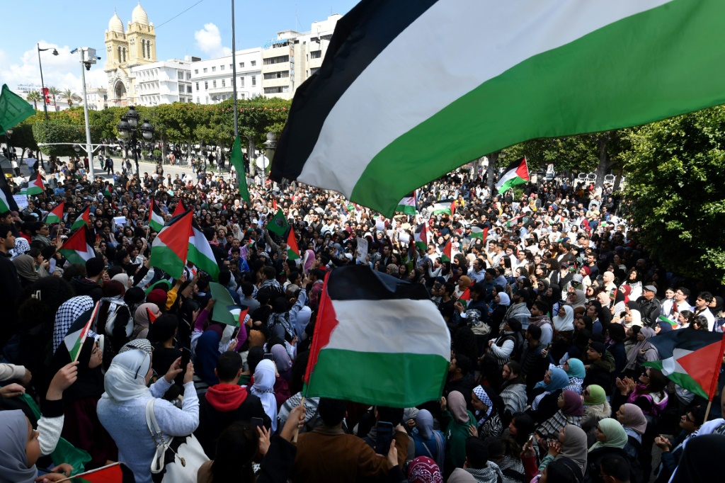 تظاهرة لطلاب تونسيين دعما للفلسطينيين في شارع الحبيب بورقيبة بالعاصمة تونس في 7 نيسان/أبريل 2025 (أ ف ب)   