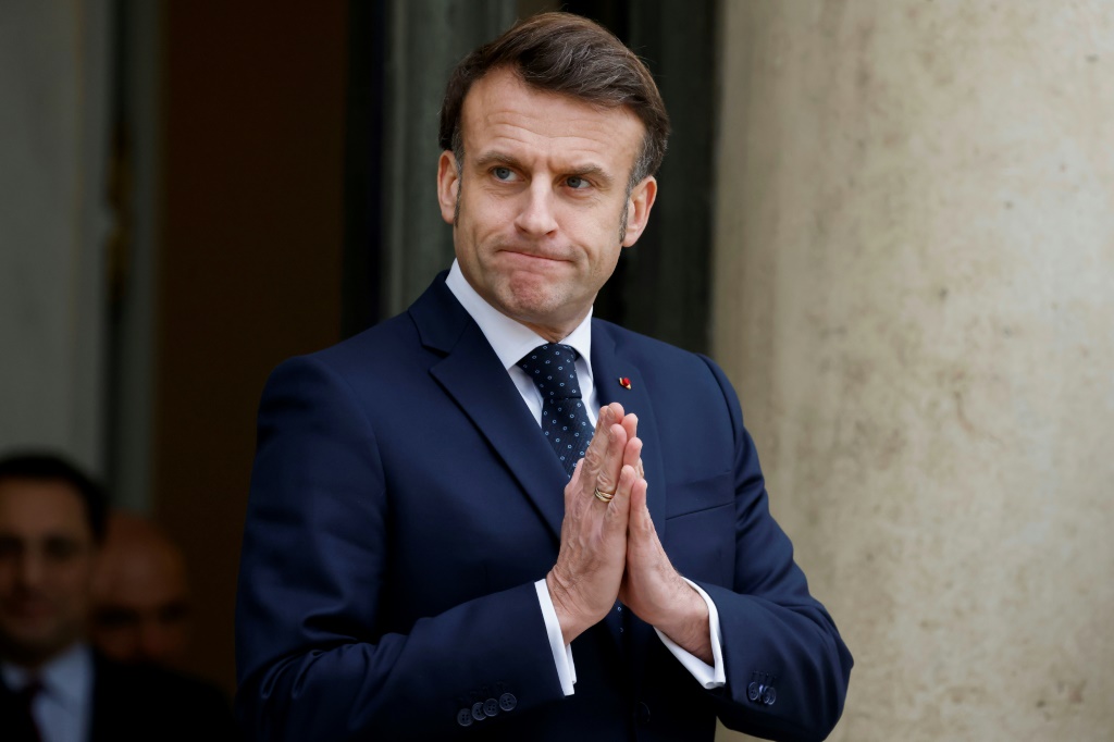    الرئيس الفرنسي ايمانويل ماكرون متحدثا اثناء زيارته لمدينة العريش المصرية في 8 نيسان/ابريل 2025 (ا ف ب)   