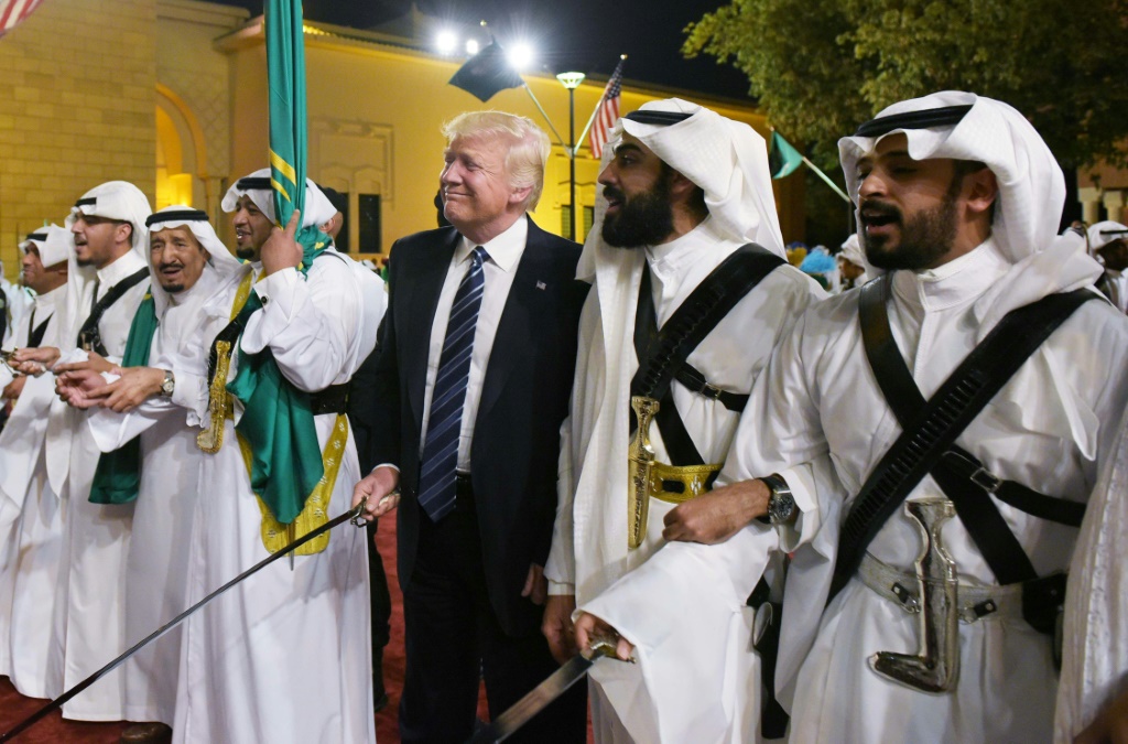 الرئيس الاميركي دونالد ترامب يؤدي رقصة تقليدية إلى جانب العاهل السعودي الملك سلمان بن عبد العزيز خلال زيارة للرياض في 20 أيار/مايو 2017 (أ ف ب)   
