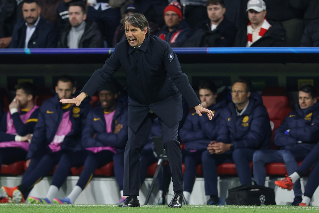 مدرب إنتر الإيطالي سيموني إنزاغي خلال المباراة ضد بايرن ميونيخ الألماني في دوري أبطال أوروبا لكرة القدم. ميونيخ/ في 8 نيسان/أبريل 2025 (أ ف ب)   