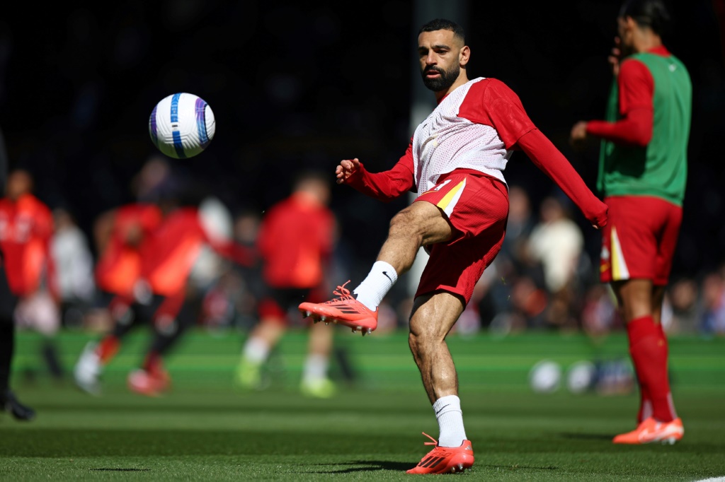 المهاجم الدولي المصري لنادي ليفربول محمد صلاح خلال فترة الاحماء قبل مواجهة فولهام في الدوري الانكليزي في لندن في السادس من نيسان/أبريل 2025 (ا ف ب)   