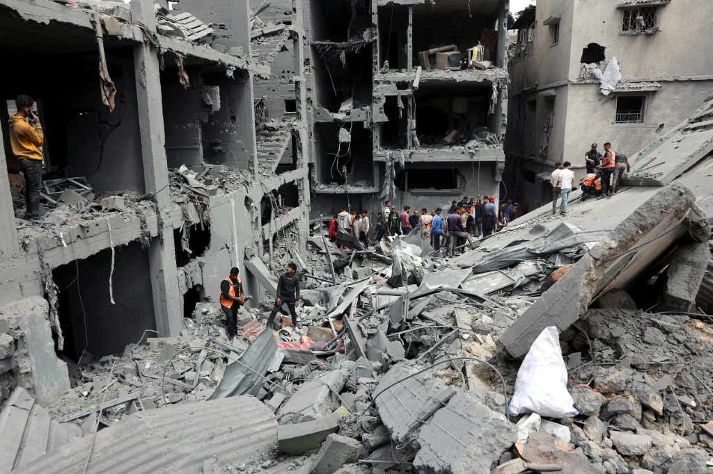 مسعفون فلسطينيون في مكان غارة اسرائيلية استهدفت منطقة سكنية في حي الشجاعية في غزة في التاسع من نيسان/ابريل 2025 (أ ف ب)   