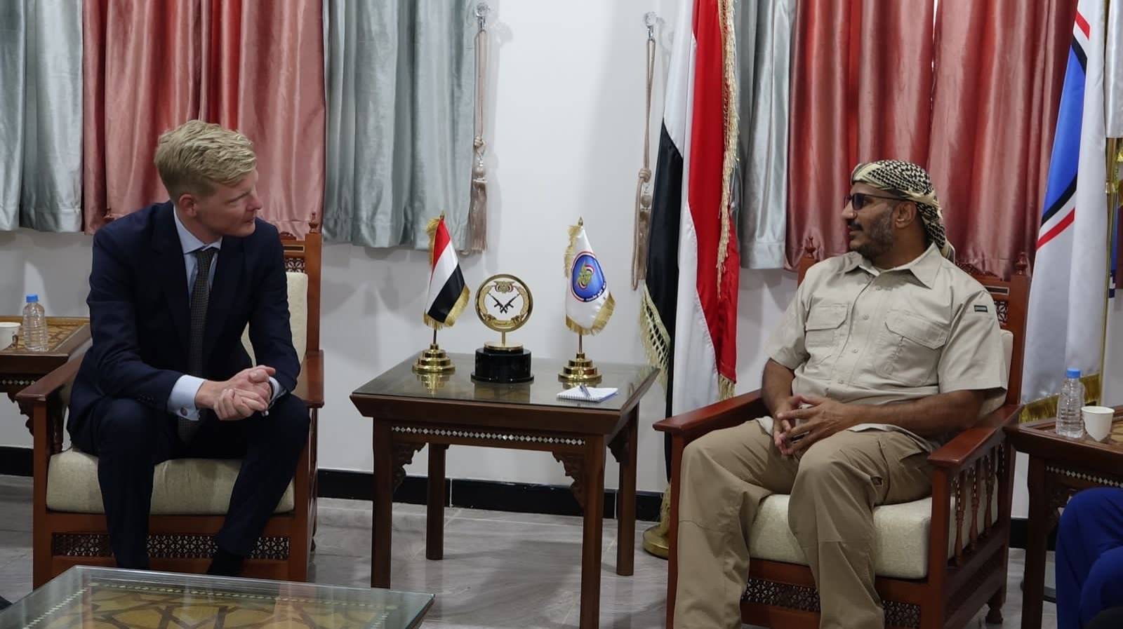 طارق صالح خلال لقاء مع المبعوث الأممي للين هانس غروندبرغ عام 2021 (إكس)