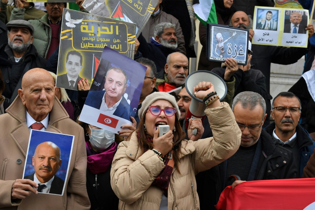 المعارضة التونسية شيماء عيسى من بين المتظاهرين في شارع الحبيب بورقيبة في تونس في 14 كانون الثاني/يناير 2025. (أ ف ب)   