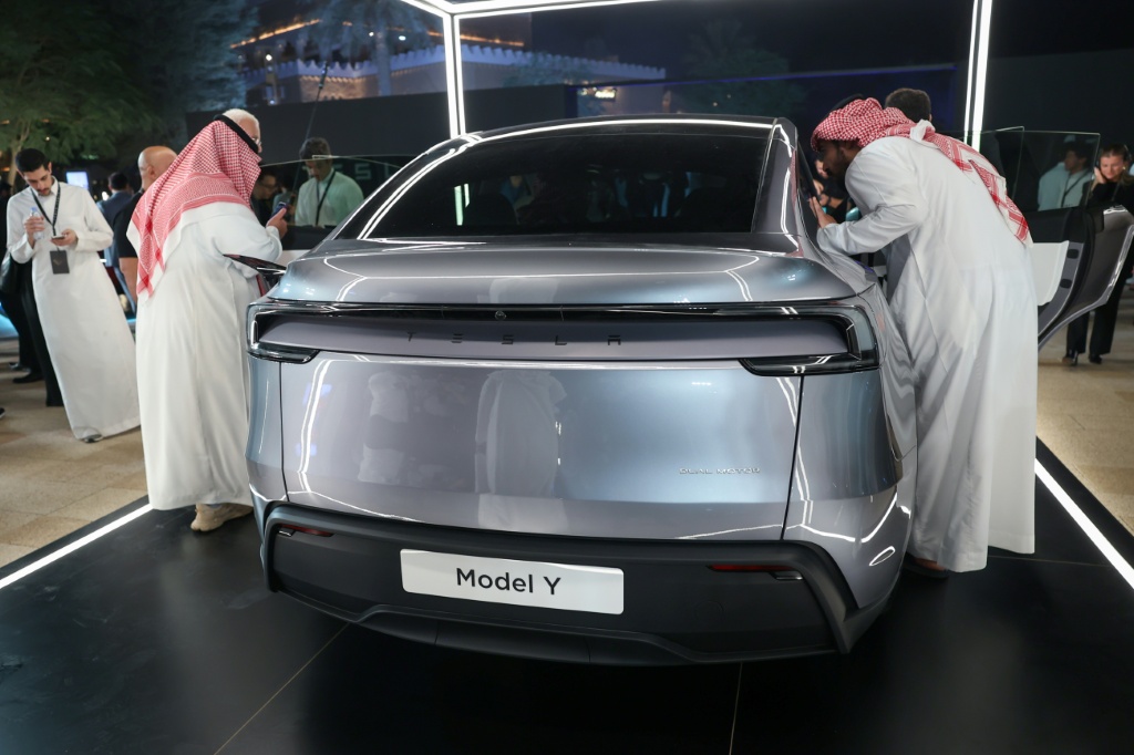من حفل لإطلاق عمليات شركة تيسلا في السعودية في 10 نيسان/أبريل 2025 (أ ف ب)   