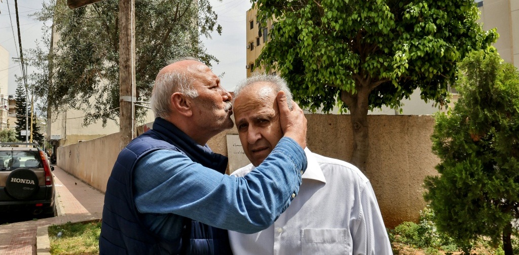 المقاتلان الخصمان سابقا في الحرب الأهلية اللبنانية نسيم أسعد (الى اليسار) وجورج مزرعاني في منطقة عين الرمانة بضواحي بيروت في التاسع من نيسان/أبريل 2025 (أ ف ب)   