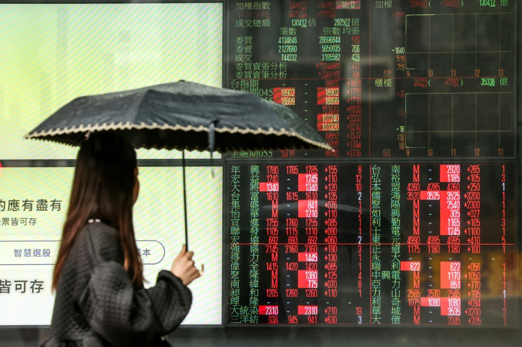 امرأة تنظر إلى شاشة عليها أسعار أسهم بورصة تايوان في تايبيه في 10 نيسان/أبريل 2025 (أ ف ب)   