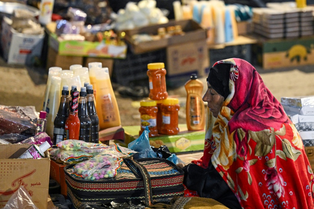 بائعة جوالة إيرانية في السوق القديمة في مدينة البصرة في جنوب العراق في 28 آذار/مارس 2025 (أ ف ب)   