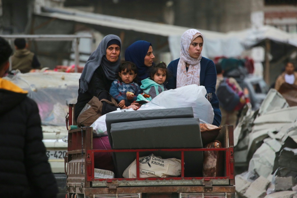 فلسطينيون ينقلون أمتعتهم في مدينة غزة في أعقاب أوامر اخلاء الإسرائيلية في 11 أبريل 2025. (أ ف ب)   