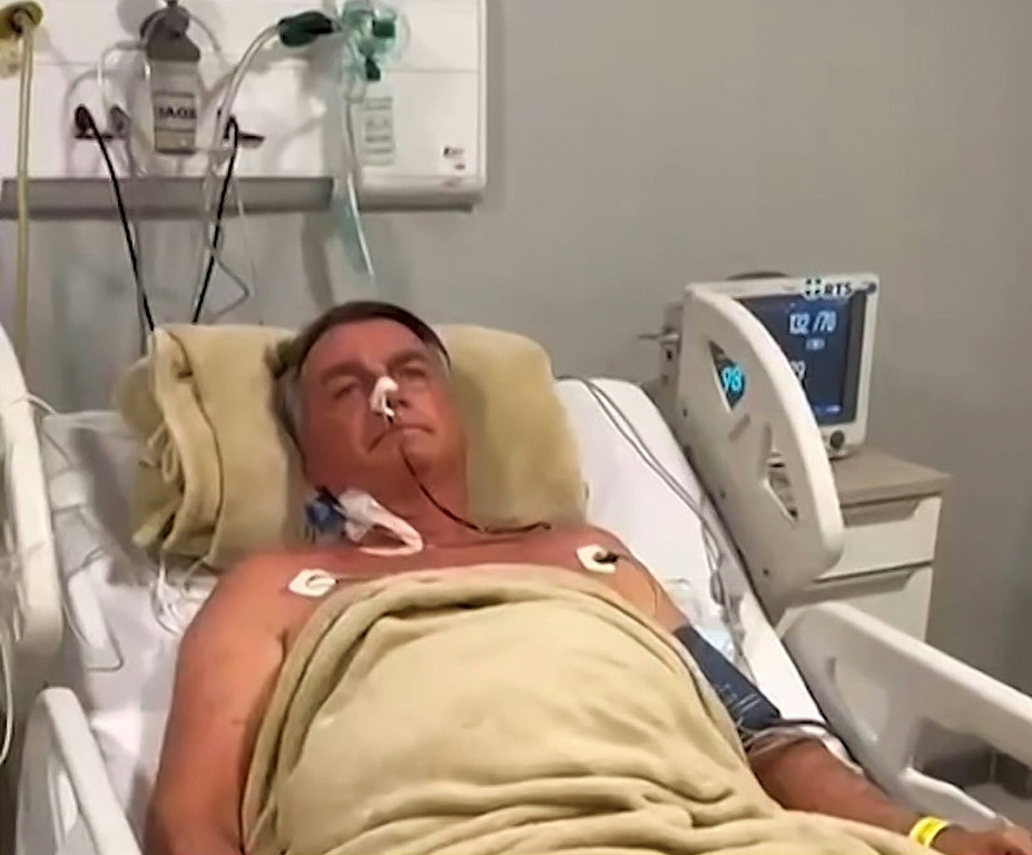 صورة منشورة على حساب الرئيس البرازيلي السابق جايير بولسونارو على منصة إكس في مستشفى ناتال في 12 نيسان/أبريل 2025 (ا ف ب)   