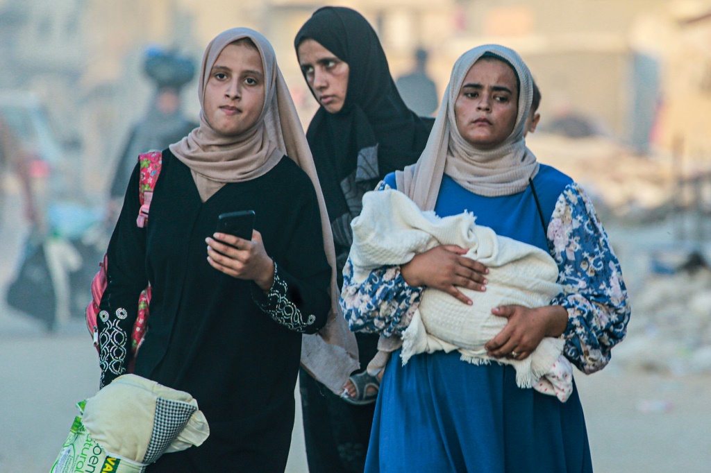 قالت مهداوي إن ما يحدث هو إبادة، لكن الساسة في البلدان الغربية يواصلون تمويلها، وتعمل المؤسسات الإعلامية على تطبيع ما يجري وجعله أمرا عاديا ومقبولا (أ ف ب)