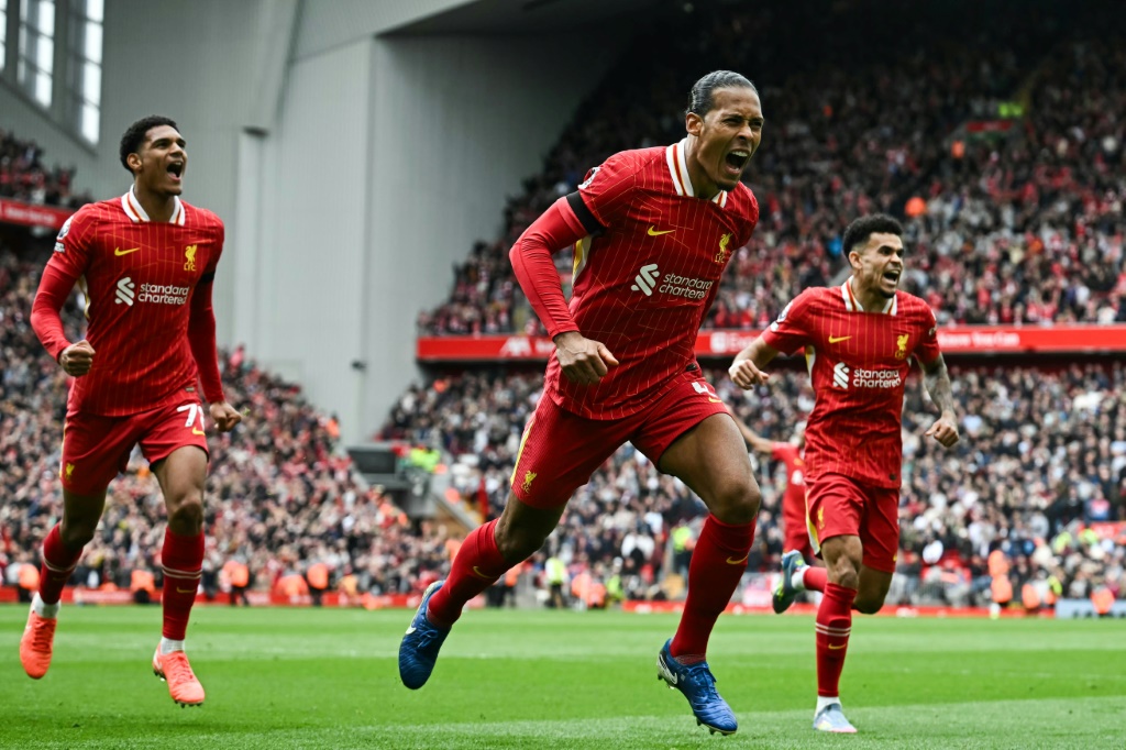 قائد ليفربول الهولندي فيرجيل فان دايك (وسط) محتفلا بهدف الفوز في مرمى وست هام في الدوري الانكليزي الممتاز لكر القدم. 13 نيسان/ابريل 2025 (أ ف ب)   
