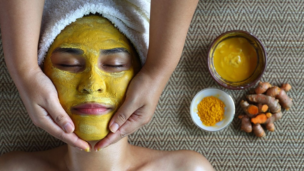 طرق استخدام الكركم لبشرة متوهجة ونضرة (زهرة الخليج)
