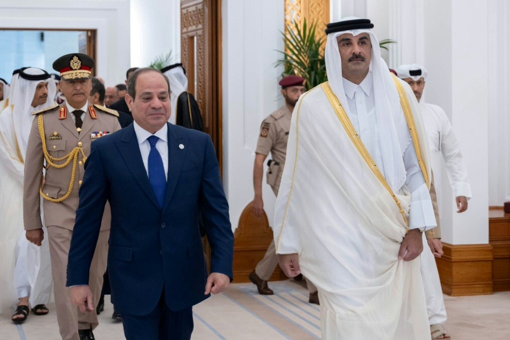 صورة نشرتها وكالة الأنباء القطرية للقاء أمير قطر الشيخ تميم بن حمد آل ثاني (يمين) مع الرئيس المصري عبد الفتاح السيسي في الدوحة في 14 نيسان/أبريل 2025(أ ف ب)   