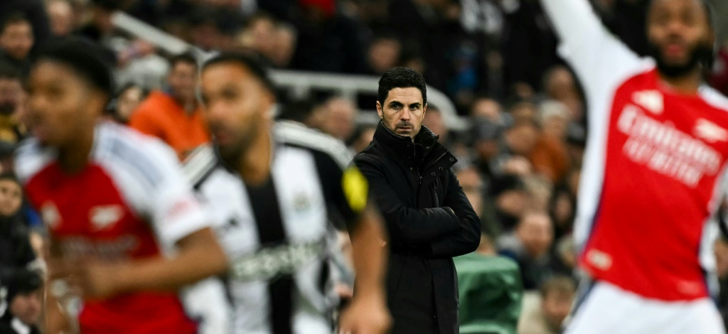 الإسباني ميكل أرتيتا مدرب أرسنال في مواجهة نيوكاسل ضمن نصف نهائي كأس إنكلترا لكرة القدم، في 5 شباط/فبراير 2025 (أ ف ب)   