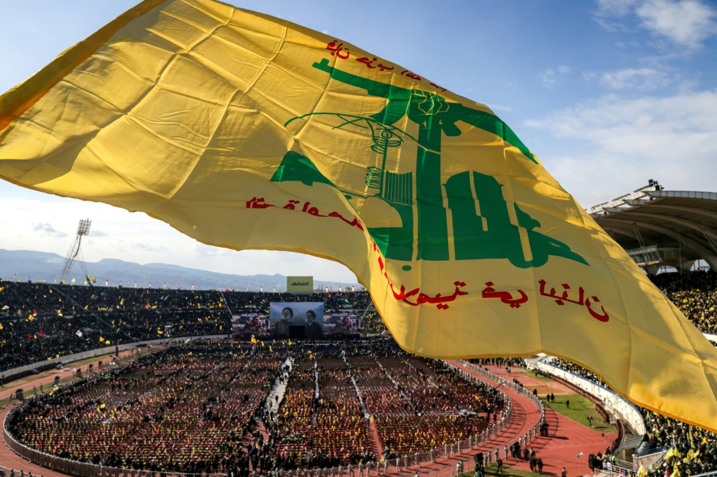 التشييع الشعبي للأمينين العامين لحزب الله حسن نصرالله وهاشم صفي الدين في مدينة كميل شمعون الرياضية في جنوب بيروت في 23 شباط/فبراير 2025 (أ ف ب)   