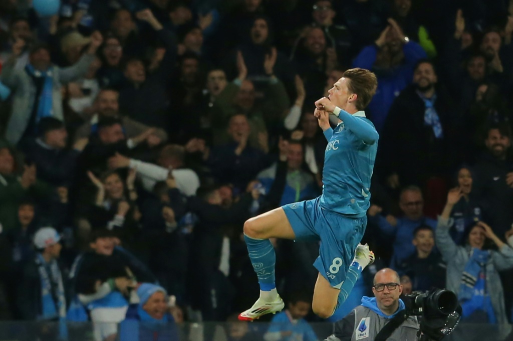 الاسكتلندي سكوت ماكتوميناي لاعب وسط نابولي يحتفل بهدفه الأول في مرمى إمبولي (3-0) في الدوري الإيطالي لكرة القدم. نابولي، في 14 نيسان/أبريل 2025 (أ ف ب)   