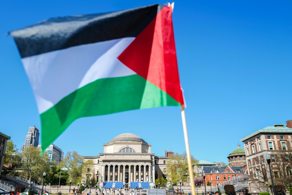  خريجو جامعة هارفارد يعتصمون دعما لفلسطين، 23 مايو/أيار 2024 (أ ف ب) 