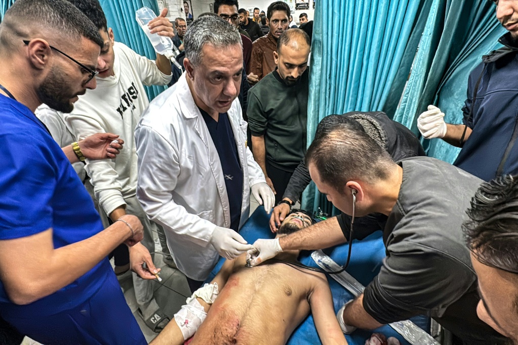 صورة أرشيف تظهر حسام أبو صفية مدير مستشفى كمال عدوان يشرف على علاج رجل فلسطيني أصيب في ضربة إسرائيلية في بيت لاهيا في شمال قطاع غزة في 21 تشرين الثاني/نوفمبر 2024 (أ ف ب)   