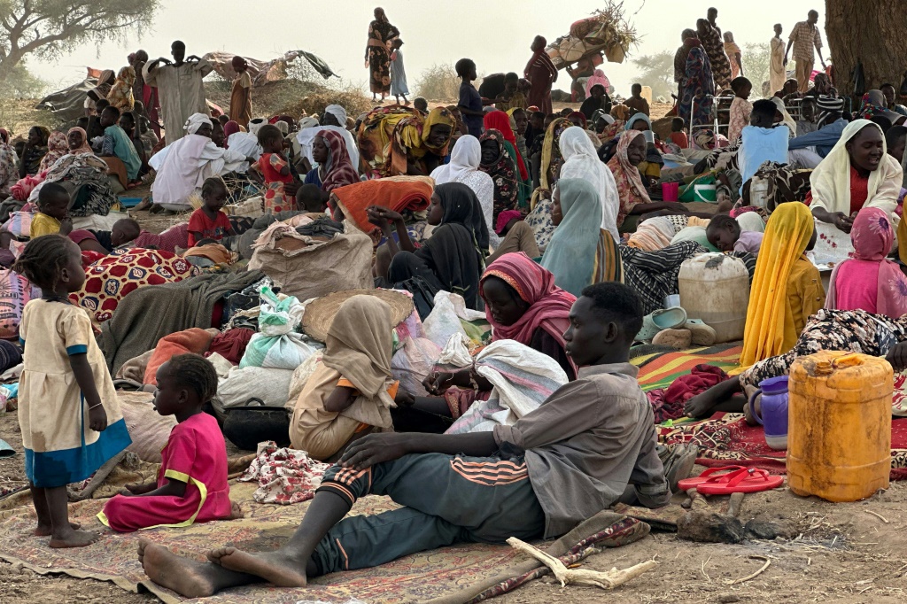    سودانيون فروا من مخيم زمزم للنازحين في حقل قرب بلدة طويلة في دارفور (أ ف ب)   