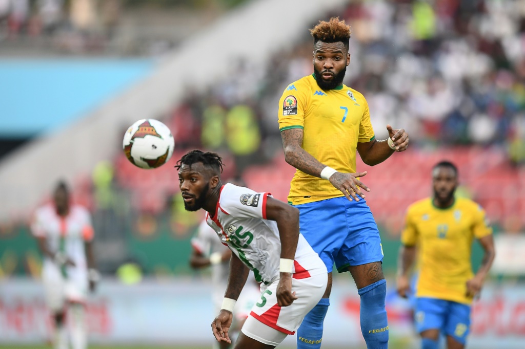 المهاجم الغابوني آرون بوبيندزا (إلى اليمين) أمام بوركينا فاسو في الدور ثمن النهائي من كأس الأمم الإفريقية 2022 (أ ف ب)   