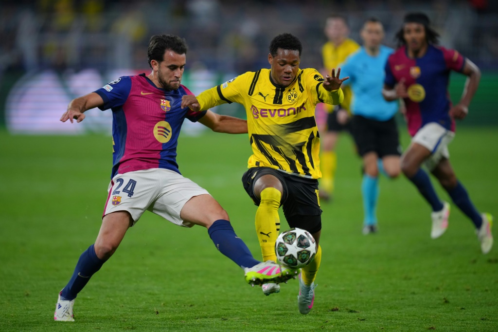 صراع على الكرة بين دورانفيل وغارسيا خلال لقاء دورتموند وبرشلونة ضمن اياب ربع نهائي دوري أبطال اوروبا لكرة القدم (أ ف ب)   