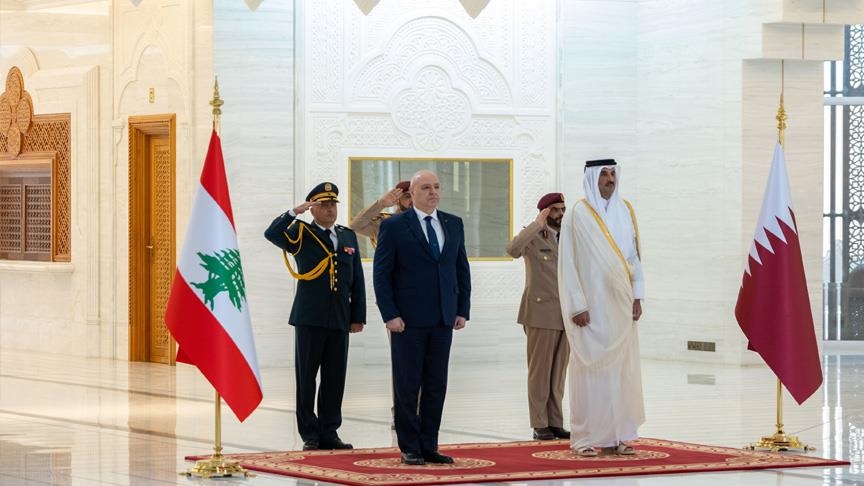 في مستهل لقائهما الموسع، الأربعاء، رحب الأمير تميم بالرئيس عون مشيدا بأهمية الزيارة لتطوير العلاقات اللبنانية القطرية، لا سيما في الظروف الراهنة التي تمر بها المنطقة (الاناضول)