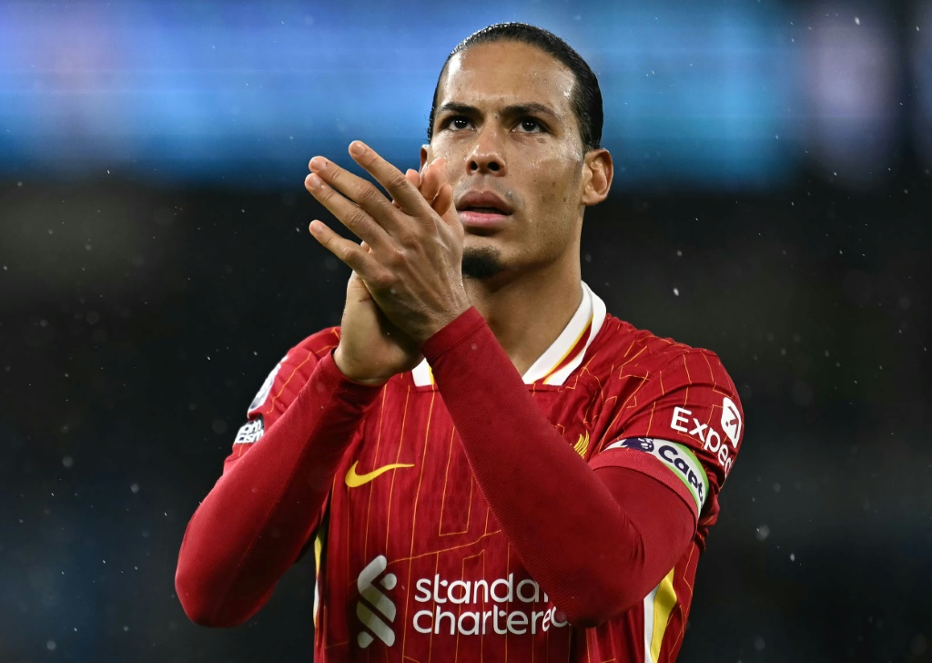 الهولندي فيرجيل فان دايك مدافع ليفربول يحيي الجمهور بعد مواجهة مانشستر سيتي في الدوري الإنكليزي لكرة القدم. ملعب الاتحاد، مانشستر، في 23 شباط/فبراير 2025 (أ ف ب)   