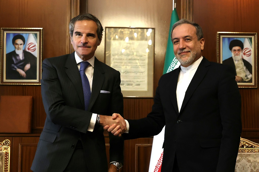 صورة بتاريخ 14 تشرين الثاني/نوفمبر 2024 تُظهر وزير الخارجية الإيراني عباس عراقجي مع رئيس الوكالة الدولية للطاقة الذرية رافايل غروسي في طهران (أ ف ب)   
