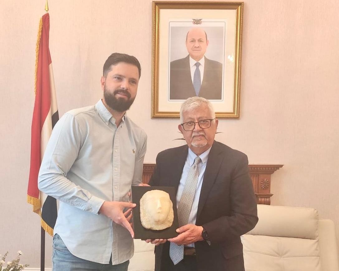 سفير اليمن لدى بريطانيا الدكتور ياسين سعيد نعمان،  قطعة أثرية قتبانية من هيفن جريفتس (سبأ)