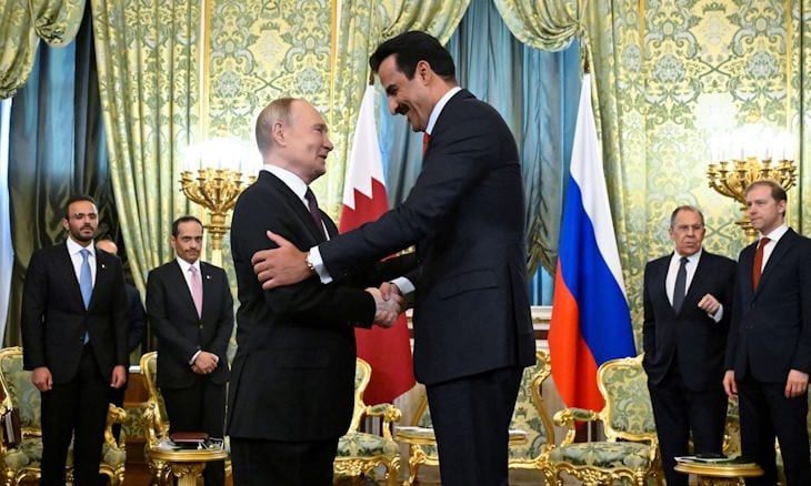 أمير قطر الشيخ تميم بن حمد آل ثاني لدى استقباله من الرئيس الروسي فلاديمير بوتين في موسكو في أول زيارة منذ 7 سنوات (أ ف ب)