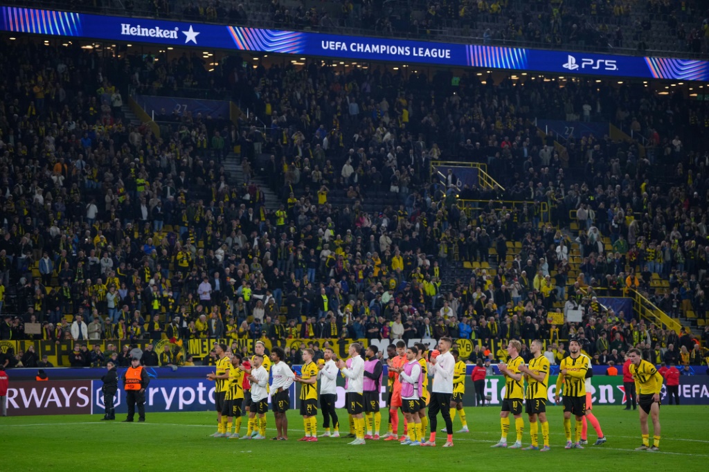 لاعبو بوروسيا دورتموند الالماني يحيون جماهيرهم عقب الفوز على برشلونة الاسباني (3-1) في اياب ربع نهائي مسابقة دوري ابطال اوروبا في دورتموند في 15 نيسان/أبريل 2025 (أ ف ب)   