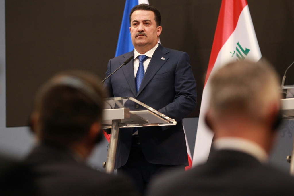 رئيس الوزراء العراقي محمد شياع السوداني خلال مؤتمر صحافي مشترك مع نظيره التشيكي في براغ في 13 شباط/فبراير 2025 (ا ف ب)   