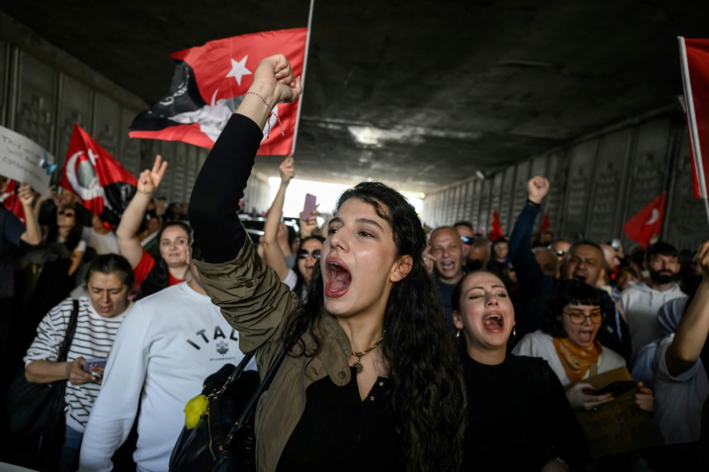 متظاهرون في إسطنبول في 29 آذار/مارس 2025 (أ ف ب)   