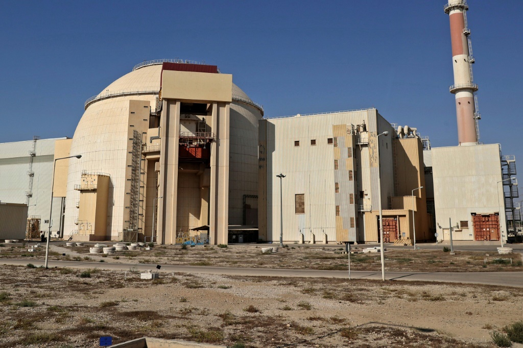 إيران كدولة، مهما بدت راديكالية في خطابها، تتصرف غالبا بعقلانية في الأزمات، مثل ردّها المحدود على اغتيال قاسم سليماني، أو إحجامها عن الدخول في مواجهة مفتوحة مع إسرائيل (أ ف ب)