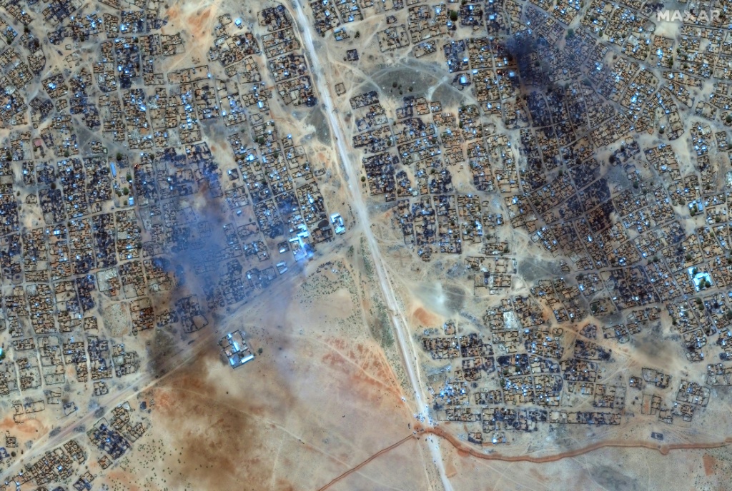 تظهر هذه الصورة التي تمّ التقاطها في 16 نيسان/أبريل 2025 ونشرت في 17 نيسان/أبريل 2025، النيران والدخان في مخيم زمزم بالقرب من مدينة الفاشر المحاصرة في دارفور (أ ف ب)   