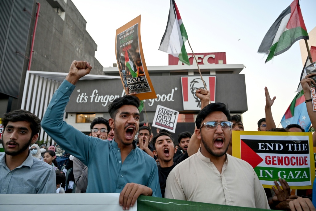 تظاهرة أمام فرع لمطاعم "كاي اف سي" على أطراف إسلام آباد بتاريخ 7 أيار/مايو 2024 (ا ف ب)   