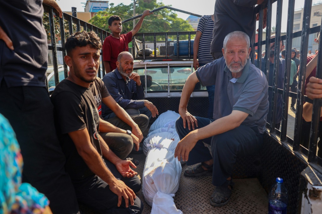 انتشلت طواقم الدفاع المدني والإنقاذ شخصا من منزل تعرض لقصف الاحتلال قبل أيام في بلدة خزاعة شرقي خان يونس (أ ف ب)