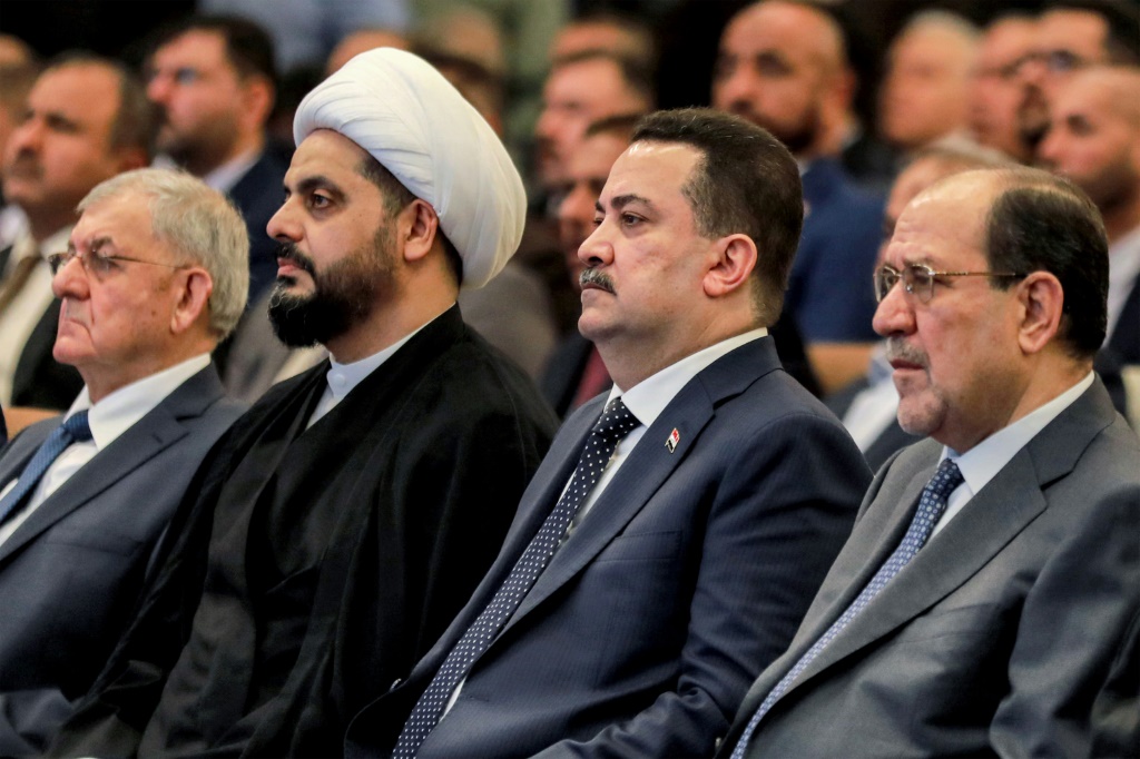 من اليمين إلى اليسار: رئيس الوزراء العراقي السابق نوري المالكي، رئيس الوزراء العراقي الحالي محمد شياع السوداني، زعيم عصائب أهل الحق الشيخ قيس الخزعلي، رئيس الجمهورية العراقية عبد اللطيف رشيد، في فعالية في بغداد في الثالث من أيار/مايو 2024 (أ ف ب)   