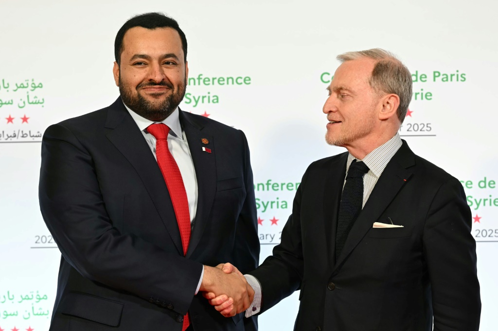    وزير الدولة للشؤون الخارجية القطري محمد بن مبارك الخليفي (يسار) يصافح الدبلوماسي الفرنسي فرانك غيليه، قبل بدء المؤتمر الدولي حول سوريا في مركز المؤتمرات في باريس في 13 شباط/فبراير 2025 (ا ف ب)   